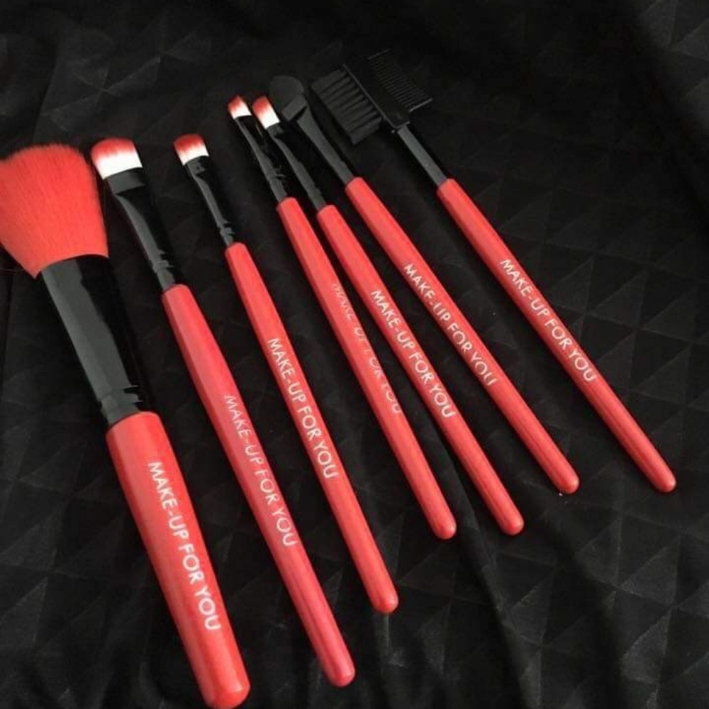 New in Packaging 7 Piece Brush Set